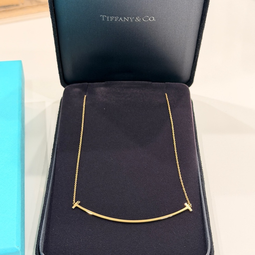 Tiffany & Co. Smile Necklace 18k gold